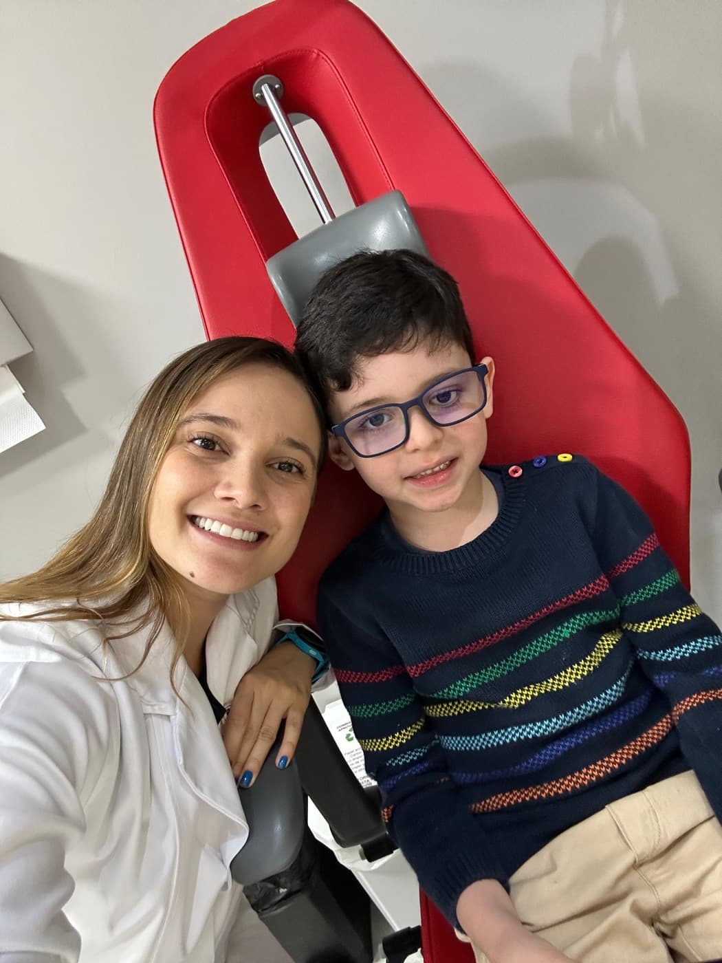 Paciente en edad escolar con sus gafas, al final de la consulta